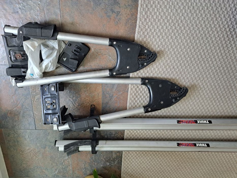 Barras de tejadilho Thule com 2 suportes de bicicleta