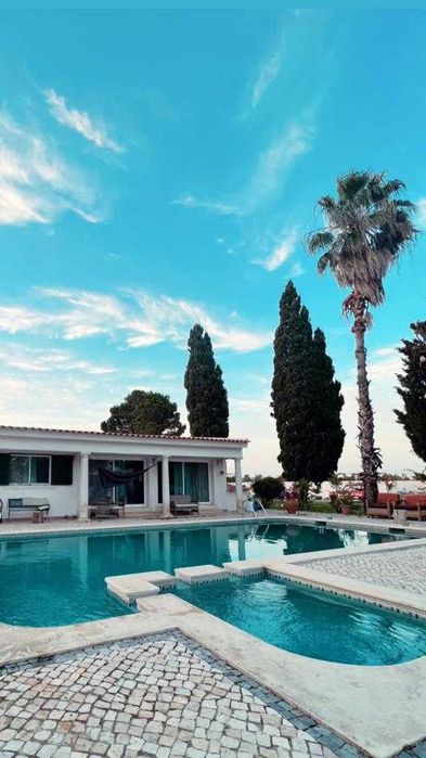 QUARTO INDIVIDUAL SUITE 20m2 - AC, estacionamento, piscina, arrecadação, jardim, barbecue ( Pinhal Novo )
