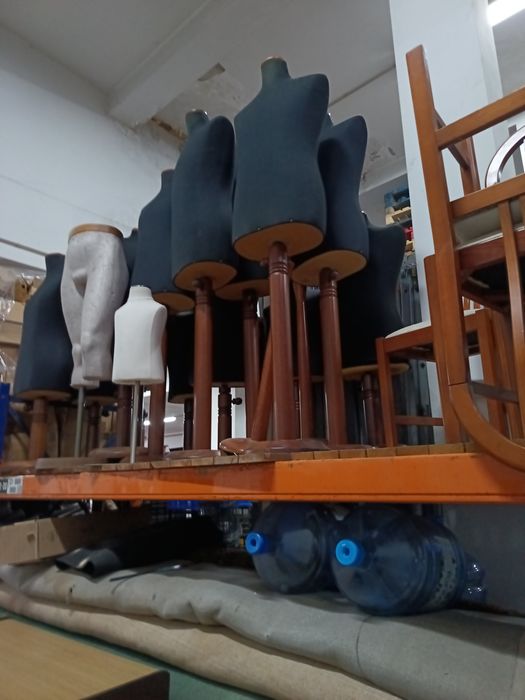 Vários bustos e manequins