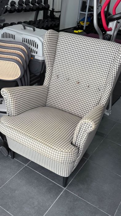 IKEA poltrona preta e branca