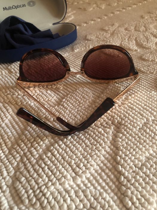 Um par de óculos de sol