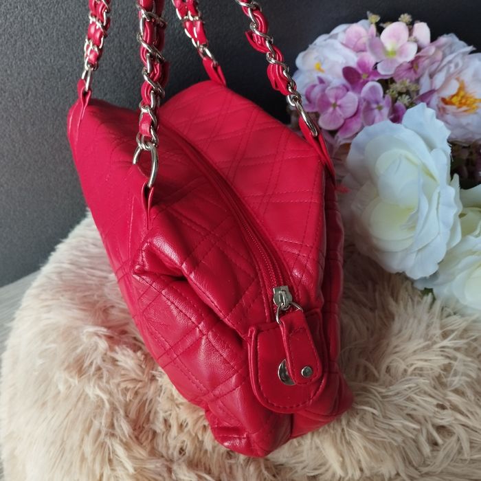 Elegancka czerwona torebka Atmosphere z łańcuszkami i kieszonkami – id