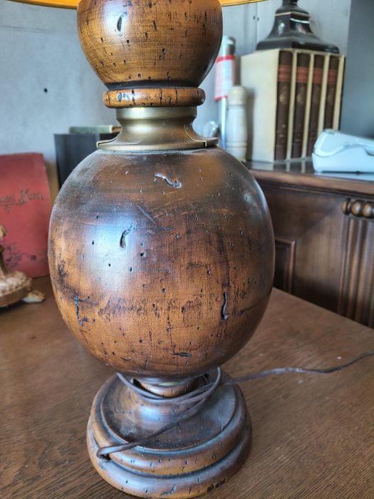 Lampa stojąca z drewna  orzechowego