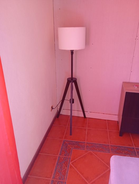 Candeeiro preto com abajur branco