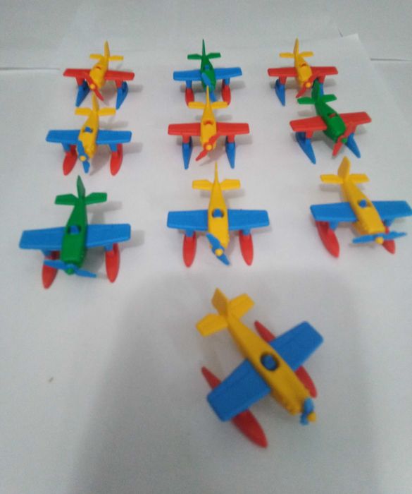 Conjunto de 10 pequenos Aviões de plástico.