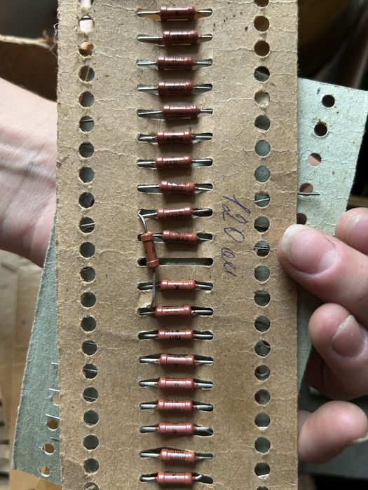 Постійні резистори з дротяними висновками