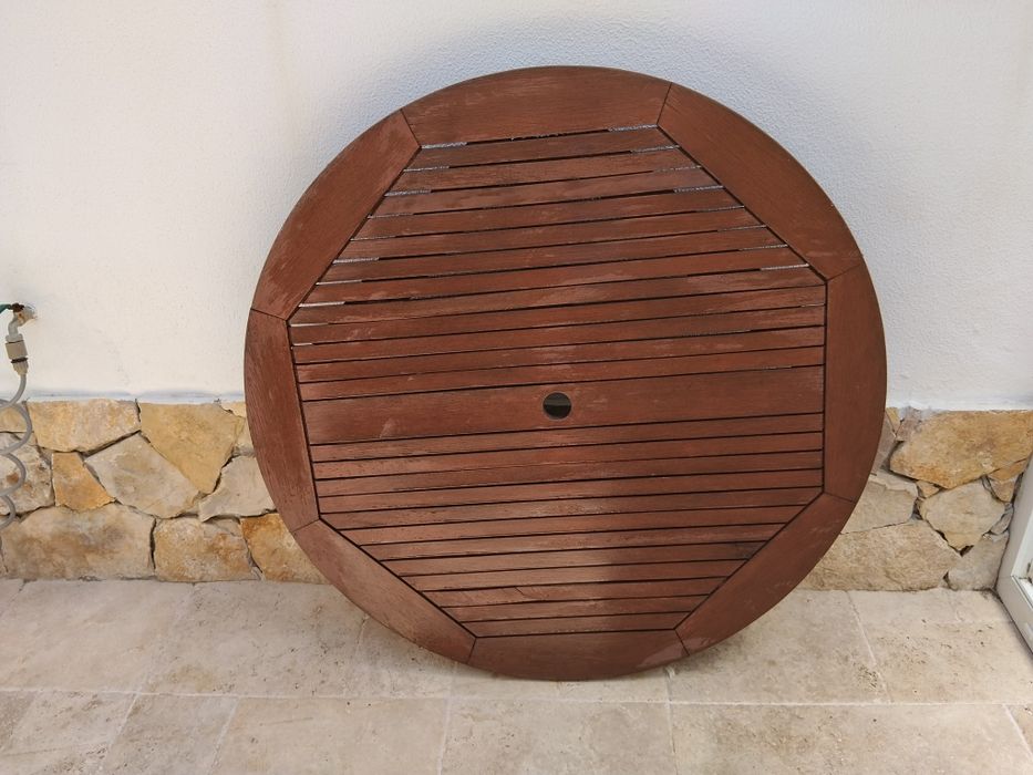 Mesa de jardim em madeira