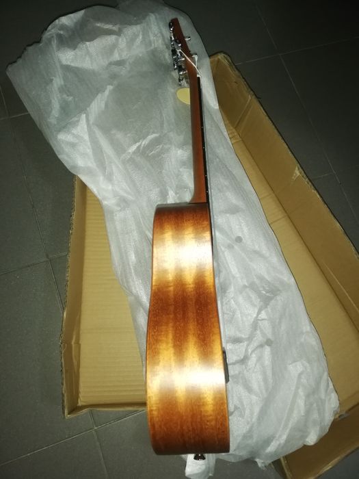 Ukulele tenor de madeiras nobres e saco