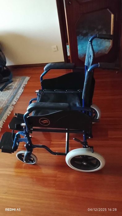 Vendo cadeira de rodas de empurrar