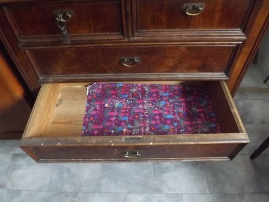 Stara zabytkowa drewniana komoda z szufladami