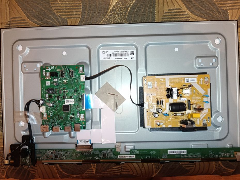 Продам монітор Samsung F24T450FQI битий