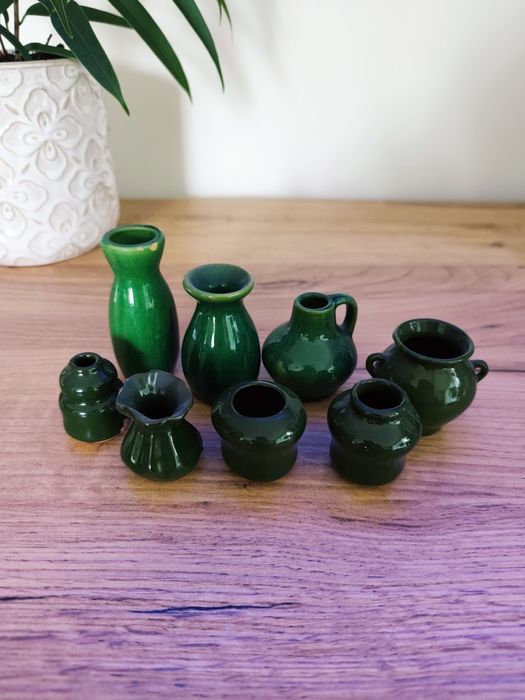 8 mini wazoników ceramicznych PRL zielone szkliwo vintage
