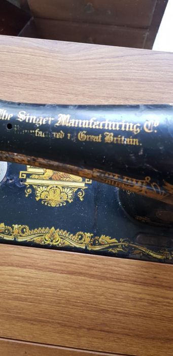 Vendo pequeno movel com maquina de costura singer