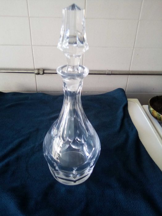 Small and narrow crystal bottle429127855296358404
