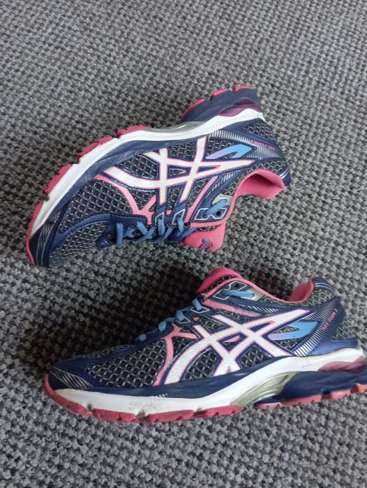damskie buty do biegania to model Asics Gel Flux 3 r. 37,5