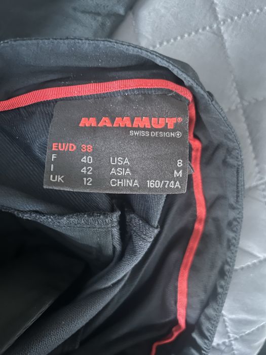 Чорні трекінгові штани від Mammut.