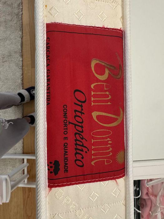 Cama de solteiro ou criança com colchão.