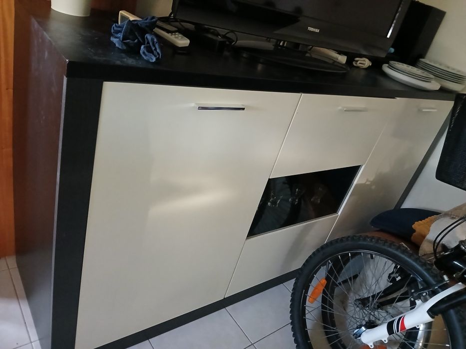 Movel de sala branco e preto