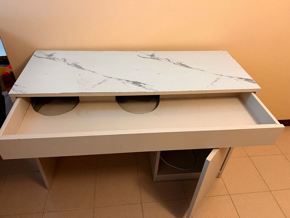Vendo mesa de manicure .