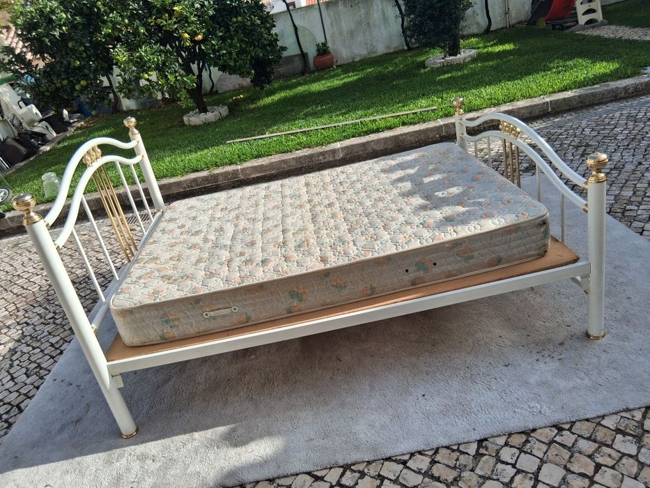 Cama de quarto de corpo e meio.