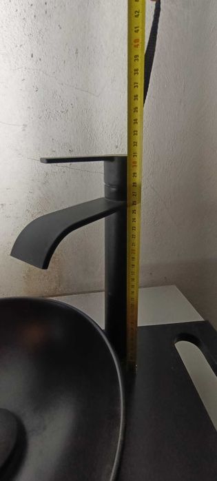Lavatório com torneira pouco uso.