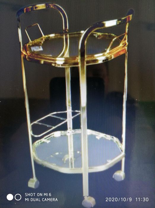 Сервировочный столик.