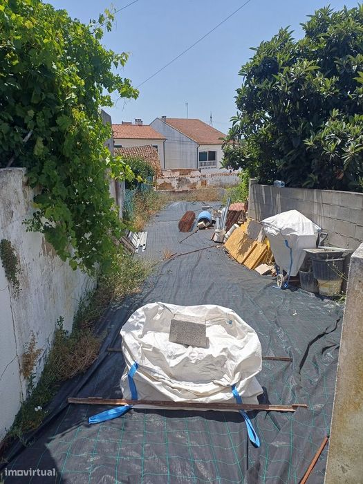 Moradia para remodelação em local soalheiro