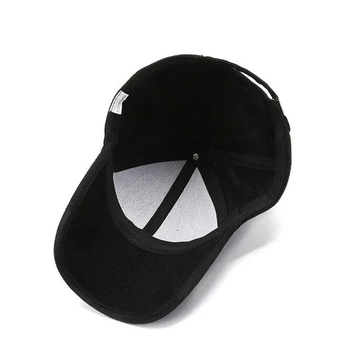 Вельветовая бейсболка черного цвета.