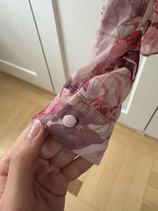 Różowa kwiecista koszula z dekoltem V i kołnierzem mohito