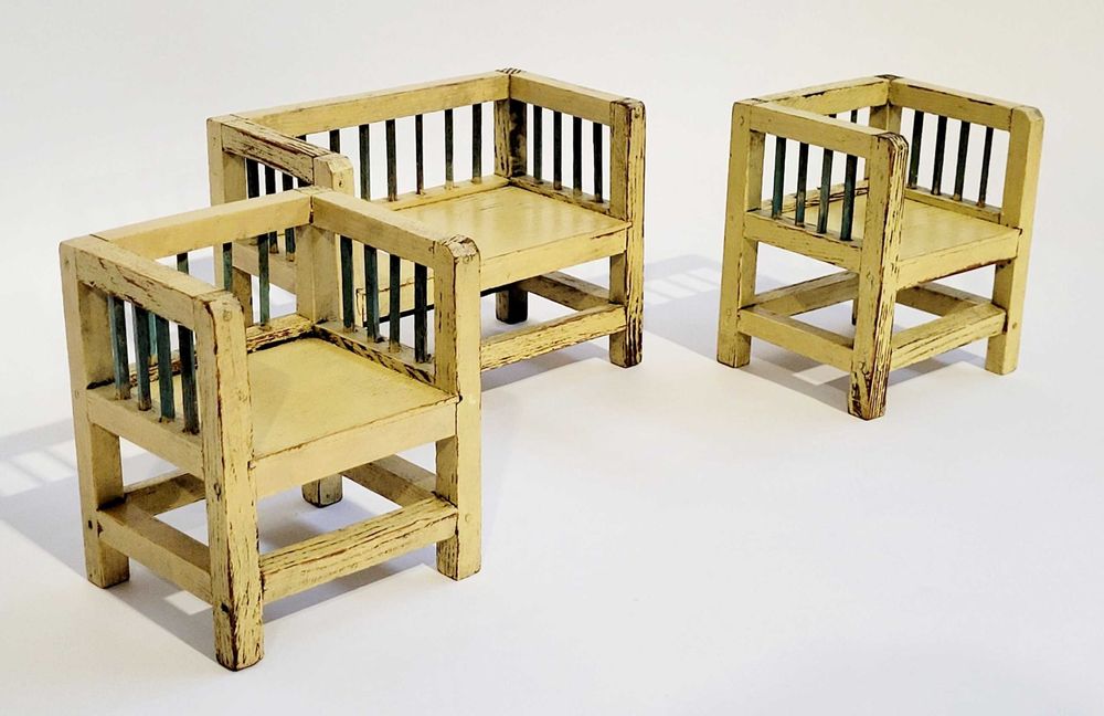 Zabytkowy zestaw drewnianych mebli dla lalek.