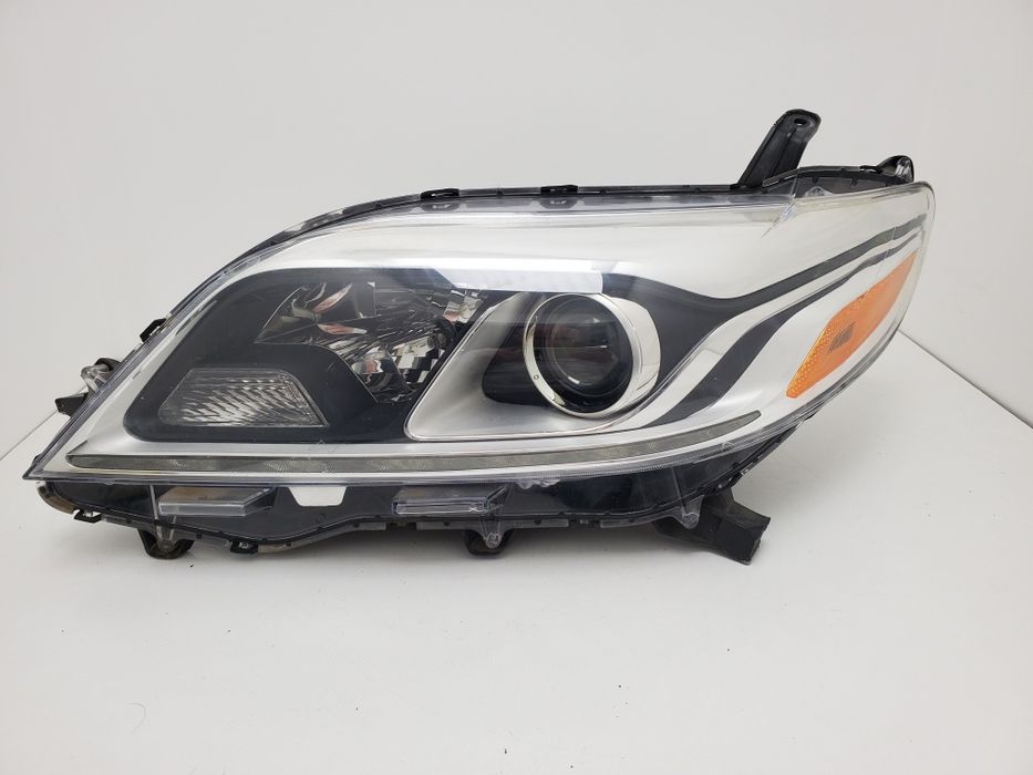Фара ліва Toyota Sienna Сієнна 2014-2019 Xenon USA