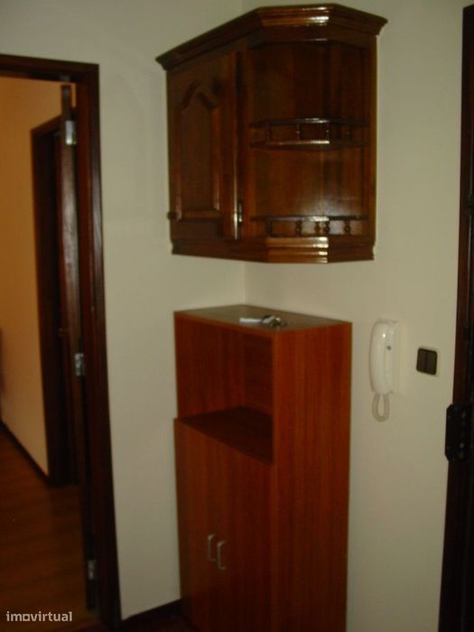 Arrenda-se T2 equipado e parcialmente mobilado na Rua do Brasil