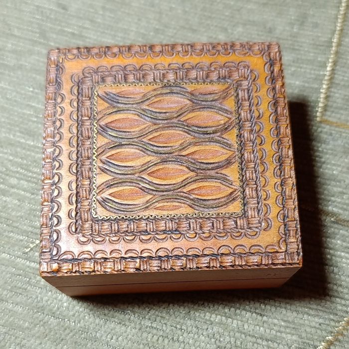 Маленька дерев’яна шкатулка ручної роботи