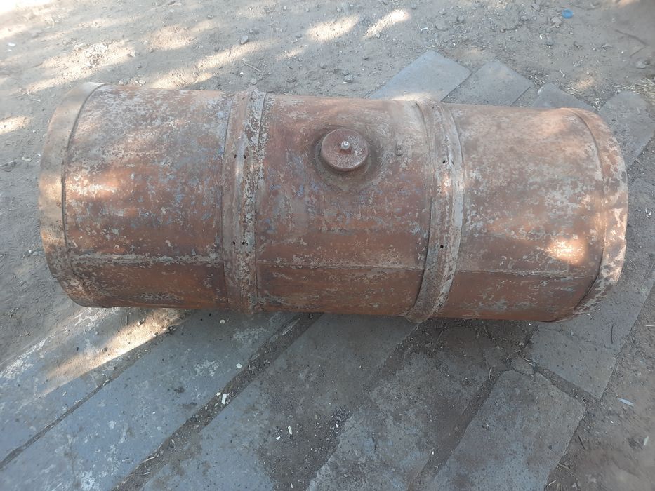 Продам металлический сейф,бочки,канистры