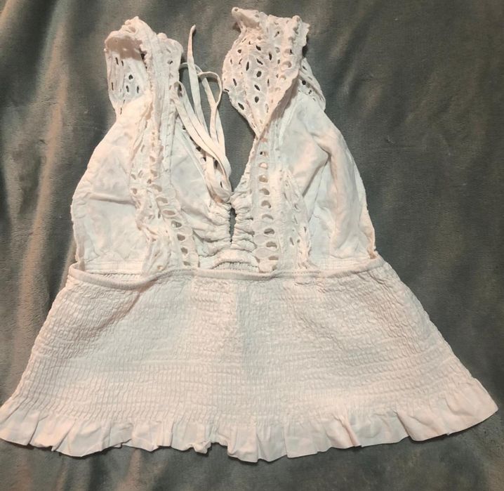 Top branco rendado com folhos