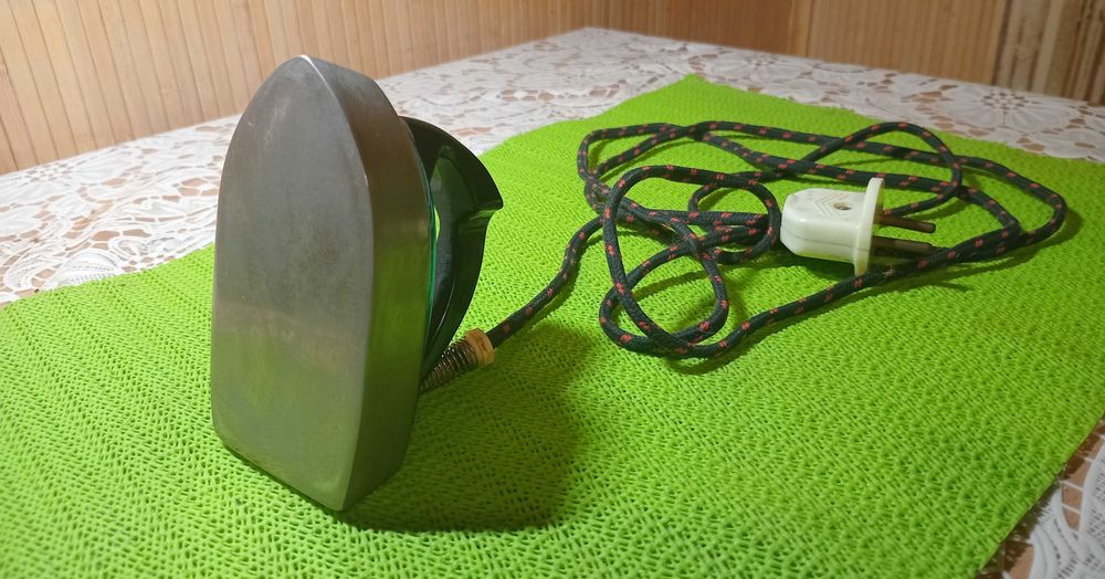 Электрический утюг (дорожный вариант), п-во ХЭМЗ, 1968 года