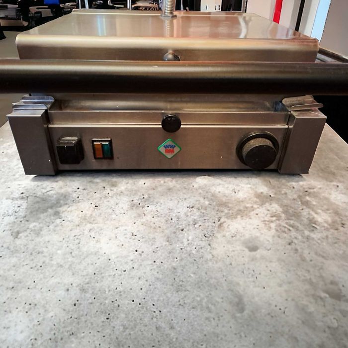 Grill kontaktowy panini RM GASTRO ryflowany PM-2015 używany