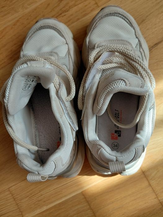 Дитячі білі кросівки