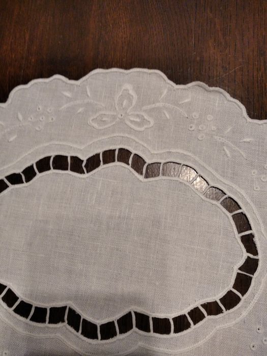 Rękodzieło haft richelieu.