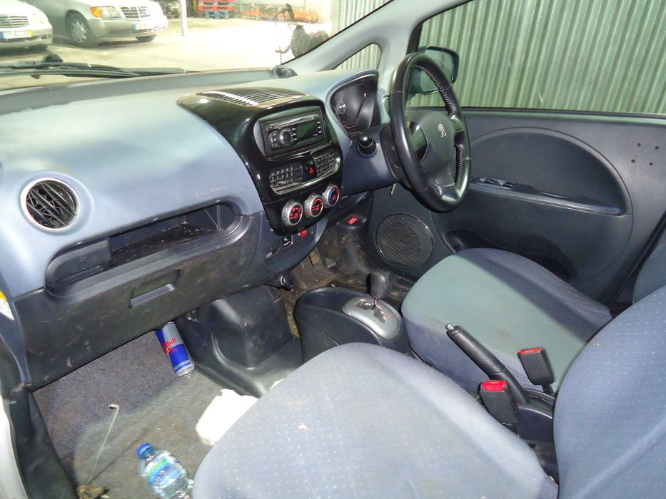 Peugeot IOn de 2011 só ás peças
