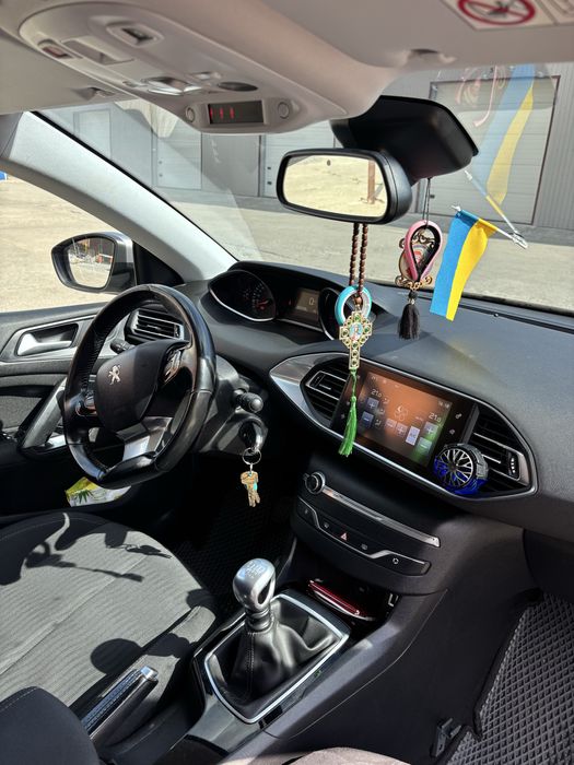 Продам Peugeot 308  2015року