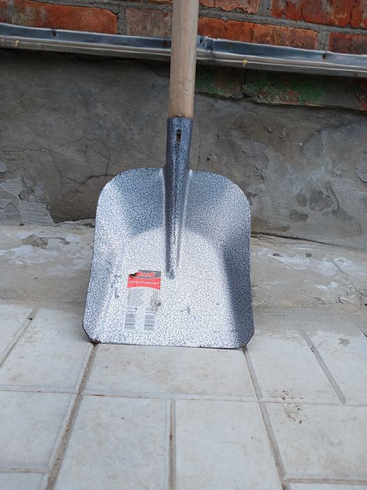 Садовый инвентарь (лопаты, грабли, ледорубы)