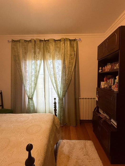 Quarto mobilado com WC privativo – Zona nobre de Torres Novas