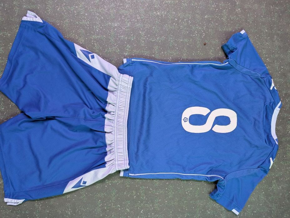 strój piłkarski firmy Macron Lech Poznań dla dziecka