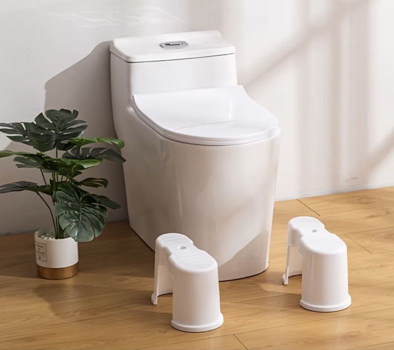 Дві окремі високі підставки для ніг у туалет