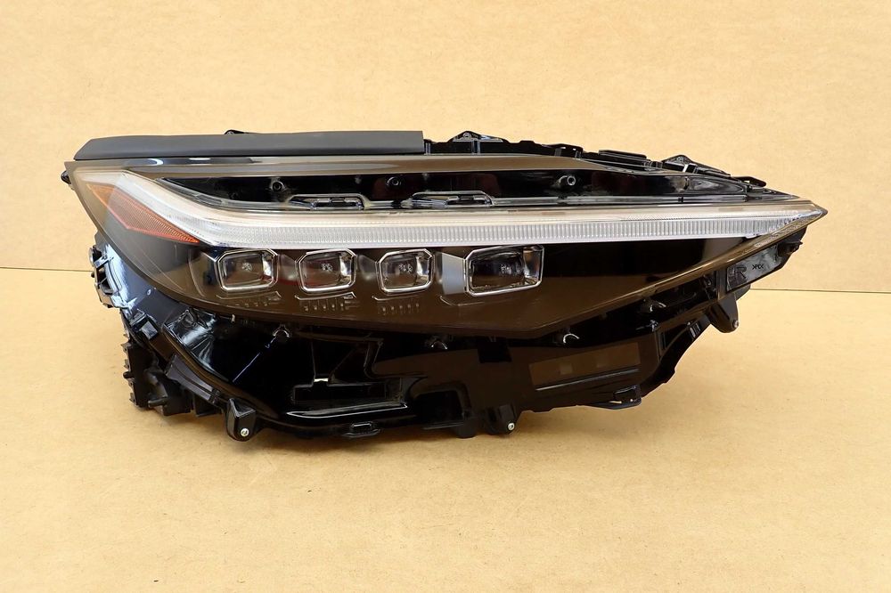 TOYOTA BZ4X)Фара Права