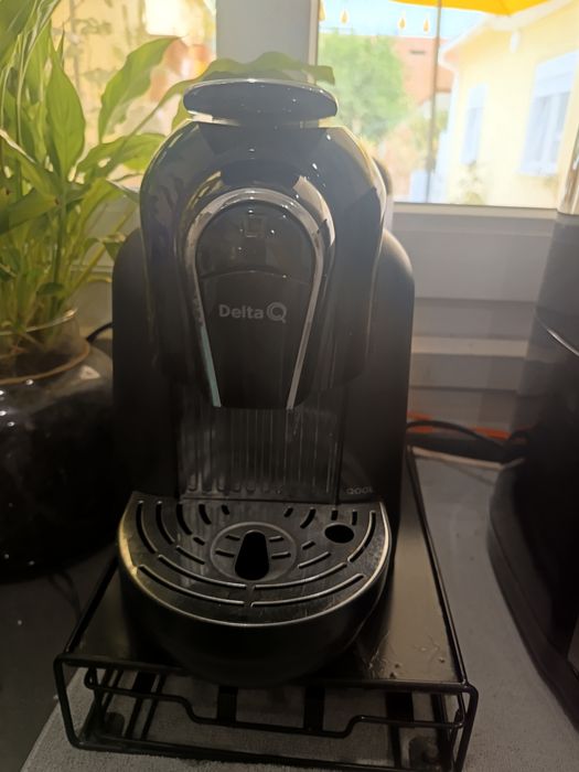 Máquina de café Delta com suporte para cápsulas