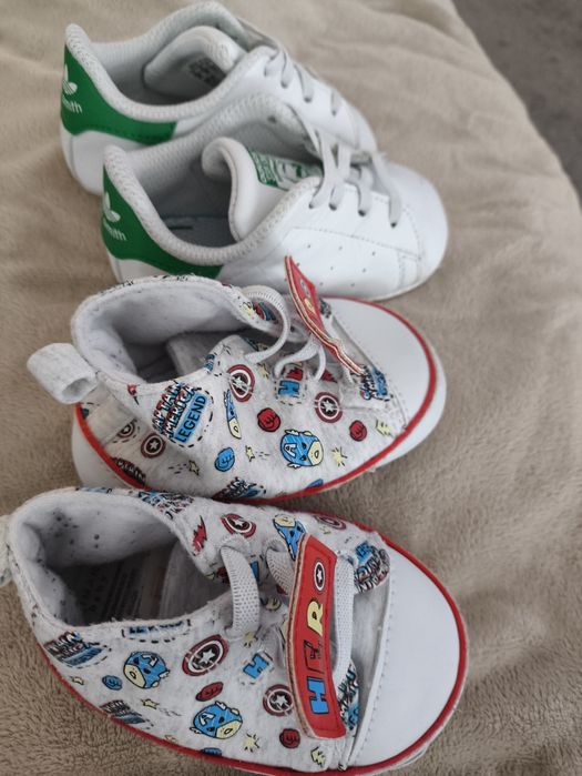 2 pares de sapatilhas para bebe