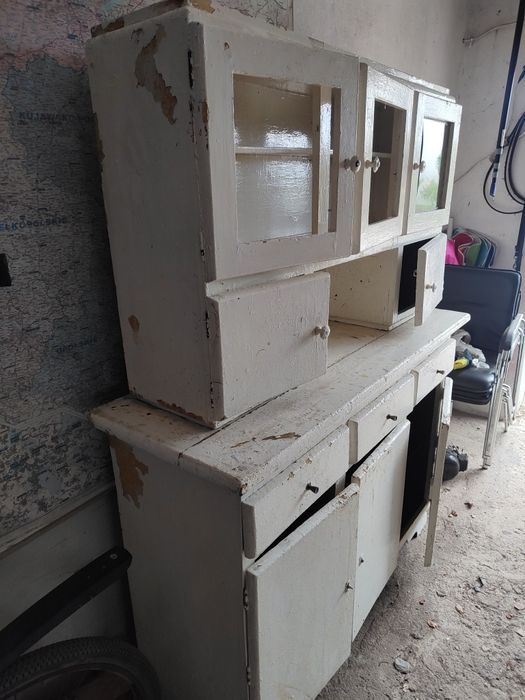 Kredens z czasów PRL