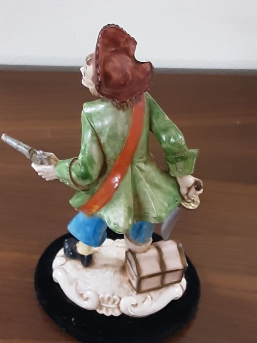 Pirata perna de pau  em marfinite  21 cm altura 12 cm largura